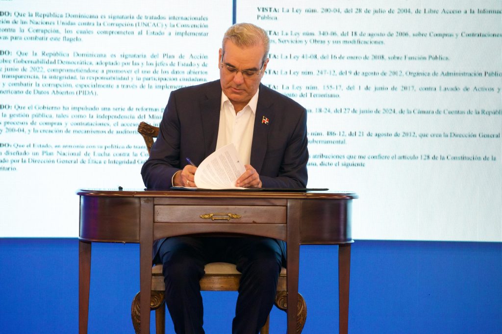 Abinader firma decreto que crea la Comisión Presidencial para establecer el Sistema Nacional de Transparencia y Anticorrupción