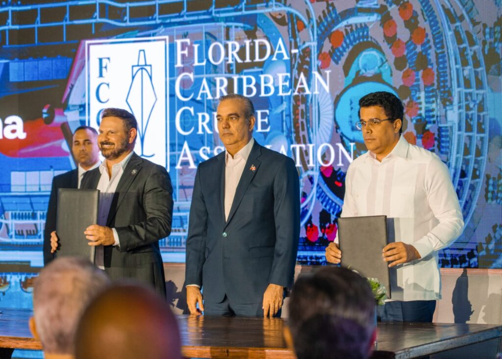 Santo Domingo.– A partir del 20 de agosto de 2025, el gobierno de Estados Unidos comenzará a implementar un programa piloto de fianza migratoria, el cual exigirá a ciudadanos de Malaui y Zambia el depósito de hasta 15,000 dólares al solicitar las visas B1 y B2 (visados de negocios y turismo, respectivamente). La medida, impulsada por la Administración del expresidente Donald Trump, busca reducir la sobreestancia de turistas en territorio estadounidense. Según las cifras oficiales más recientes, el 14 % de los solicitantes de Malaui y el 11 % de Zambia permanecieron en EE. UU. más tiempo del autorizado en el año fiscal 2023. República Dominicana no será impactada La vocera del Departamento de Estado, Tammy Bruce, aclaró que la medida solo aplica a los dos países mencionados. República Dominicana queda excluida de esta disposición y no enfrentará cambios en sus condiciones actuales para solicitud de visas. Datos clave del plan piloto Fianza: hasta US$15,000 Visas afectadas: B1 y B2 Países incluidos: Malaui y Zambia Duración estimada: programa piloto en fase de prueba Reembolso: la fianza será devuelta completamente si el solicitante demuestra que no excedió el tiempo de estadía autorizado. Cambios adicionales en política migratoria Además de este nuevo requisito de fianza, la administración estadounidense ha aprobado otros aumentos en tarifas migratorias. Entre ellos: Tarifa de integridad de visa: mínimo de US$250 para todos los extranjeros que ingresen con visado. Solicitudes de asilo: por primera vez, se impone una tarifa de US$100, más US$100 adicionales por cada año que el caso permanezca sin resolverse. Cifras recientes Según el Departamento de Estado, Estados Unidos emitió casi 11 millones de visas de no inmigrante en el año 2024. Sin embargo, la sobreestancia sigue siendo un problema significativo: más de 500,000 personas excedieron el límite de sus visados solo en el año fiscal 2023. ¿Cómo funciona la fianza? Los solicitantes de visa B1 o B2 de los países seleccionados deberán depositar una fianza al momento de aplicar. Si el solicitante cumple con las condiciones migratorias y abandona EE. UU. dentro del plazo establecido, la fianza será devuelta en su totalidad. En caso de violación, el monto será retenido por el Gobierno estadounidense. Esta medida busca también reducir el número de personas que, tras entrar con una visa de turismo o negocios, se quedan trabajando de forma irregular o permanecen en el país sin autorización. Contexto regional: ¿Qué significa para RD? Para los ciudadanos dominicanos, la noticia de la exclusión representa un alivio temporal, especialmente ante el endurecimiento general de las políticas migratorias en EE. UU. Sin embargo, las autoridades locales y los expertos recomiendan a los viajeros dominicanos cumplir estrictamente con las normas de visado, ya que el país podría ser evaluado en futuras revisiones del programa piloto. El comportamiento responsable y el respeto a las leyes migratorias siguen siendo claves para mantener una relación fluida y favorable con la nación norteamericana, que sigue siendo uno de los destinos más solicitados por los dominicanos.