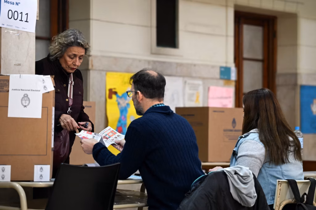 Cierran los centros de votación en Argentina tras una jornada marcada por la normalidad Milei
