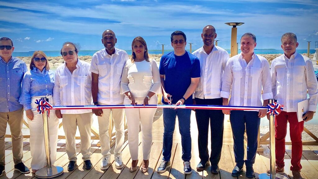 Los diputados Wandy Batista y Yaqueline Fernández, Vinicio Castillo Seman, jurista y exdiputado; Tury Reyes, alcalde Caleta; Ivelisse Méndez, gobernadora provincial; David Collado, ministro de Turismo; Eduardo Kery, alcalde de La Romana; Jean Luis Rodríguez, director ejecutivo de Autoridad Portuaria y Eugenio Cedeño, diputado