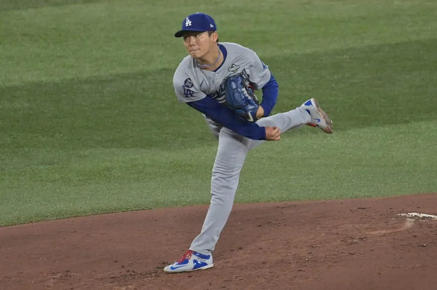 Yamamoto lanza el juego completo y los Dodgers igualan la Serie Mundial de Béisbol ante los Azulejos Yamamoto