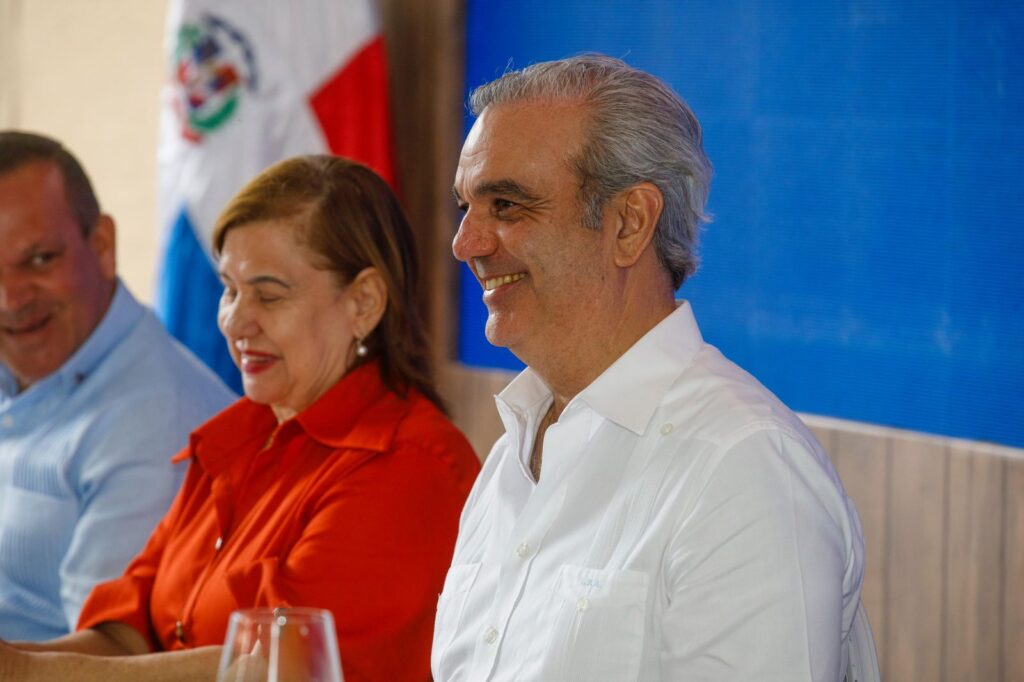 El presidente Luis Abinader continúa demostrando su incansable ritmo de trabajo. Tras cumplir el sábado con compromisos familiares en México,