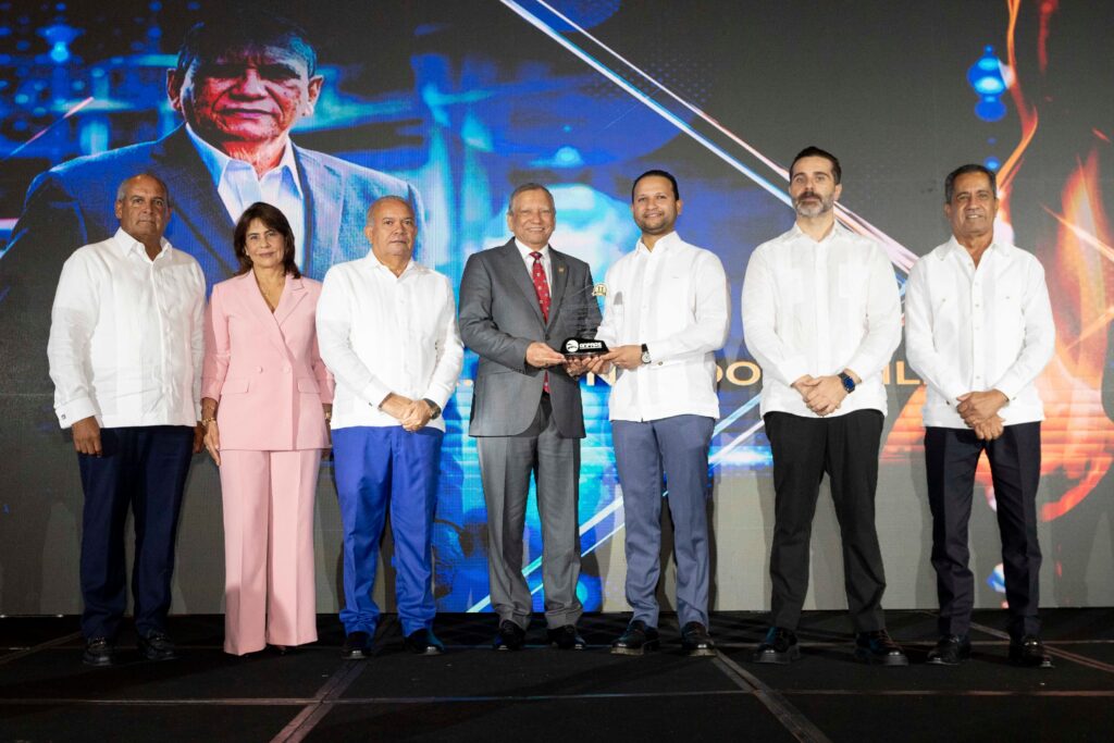 ANPRAS reconoce al presidente de Banreservas, Leonardo Aguilera, por su aporte al desarrollo del sector asfáltico banreservas