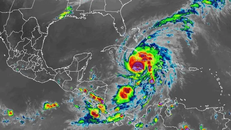 El primer ministro de Jamaica declara al país como «zona catastrófica» tras el impacto del huracán Melissa huracán