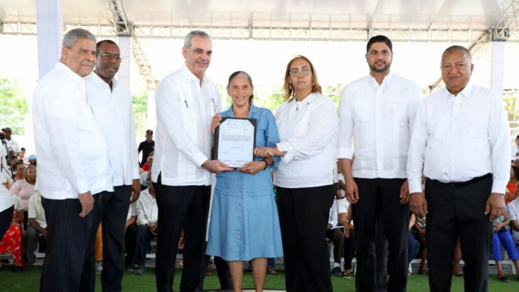 Presidente Abinader entrega 1,445 títulos de propiedad de un total de 3,300, en San Cristóbal, que benefician a más de 4,800 personas san cristobal