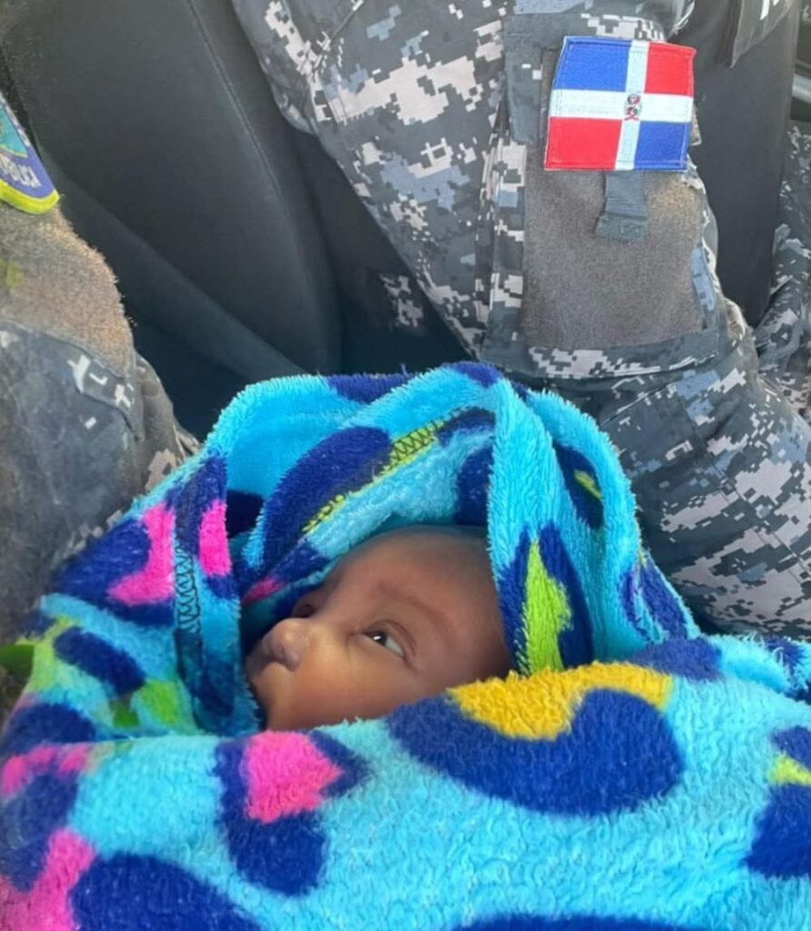 Hallan bebé recién nacida abandonada en Dajabón; estaba bajo un árbol y cubierta de hormigas bebé