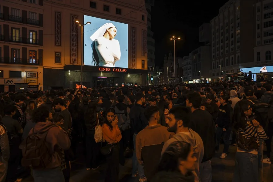 Rosalía se aparece en el MNAC para revelar su ‘Lux’ a Barcelona Rosalía