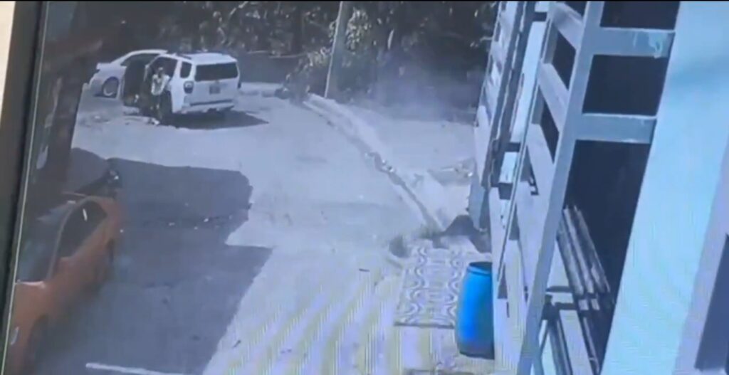 Policía persigue a cinco hombres que atacaron a tiros a patrullas en Los Girasoles III, Distrito Nacional Policía