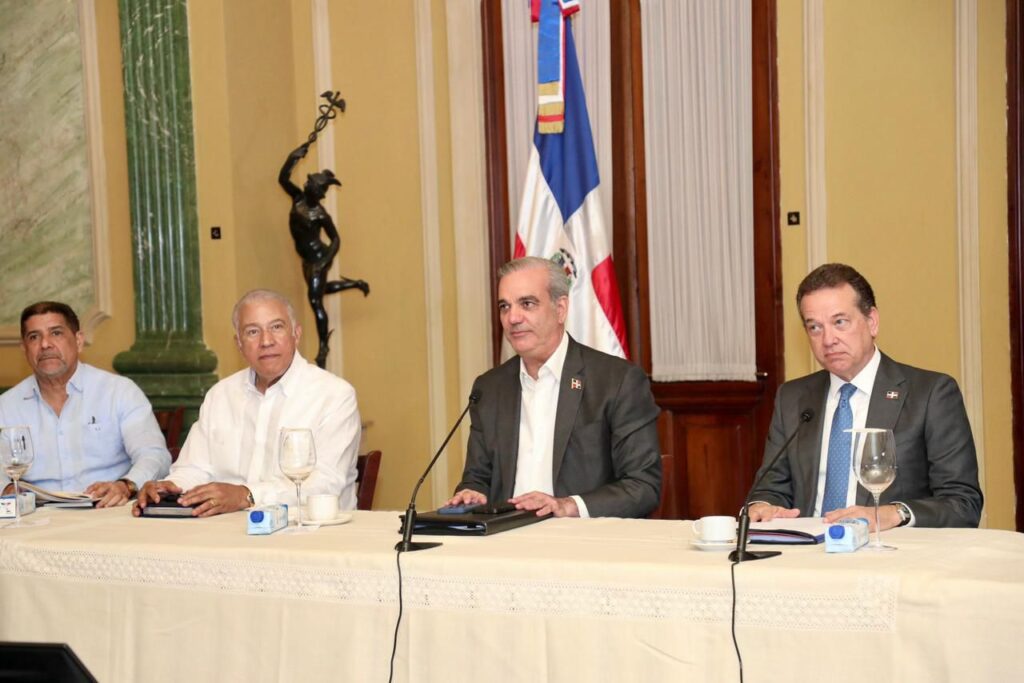 Abinader impulsa acciones para garantizar abastecimiento y estabilidad de precios durante la temporada navideña en todo el país navidad