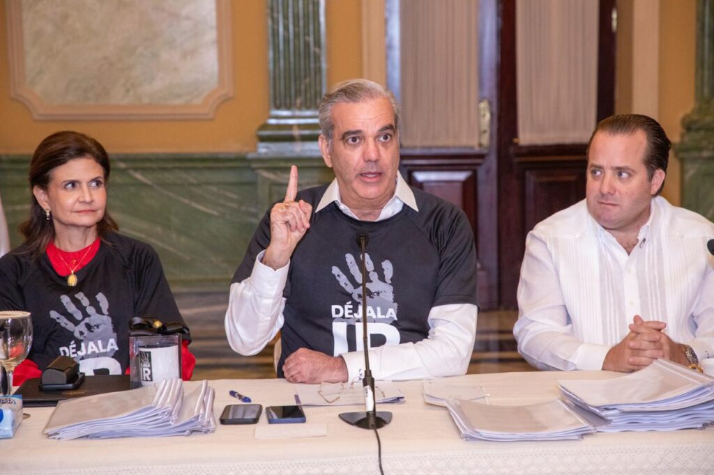 Abinader respalda pacto nacional contra la violencia de género; recibe documento de reforma integral “Déjala Ir” abinader violencia de género