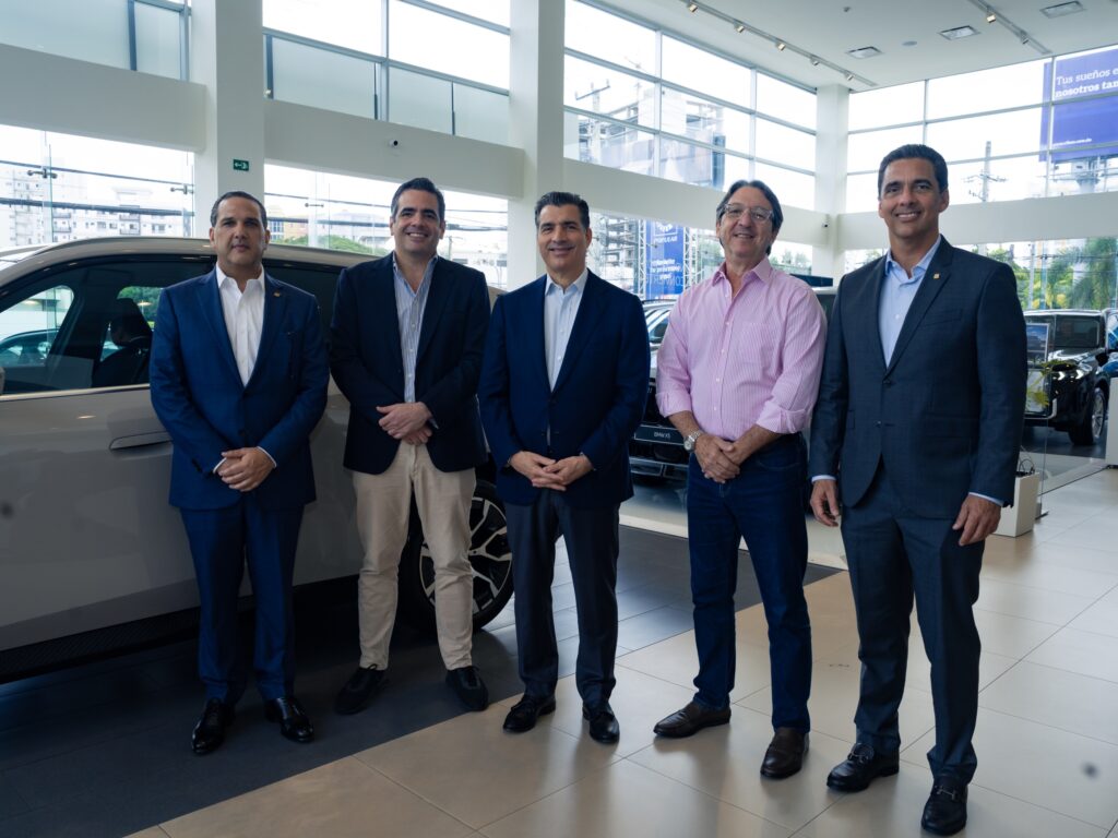 Autoferia Popular concluye con RD$19,000 millones en solicitudes de préstamos De izquierda a derecha, los señores Leonte Brea, Agustín Lama, Christopher Paniagua, Avelino Rodríguez y Francisco Ramírez.