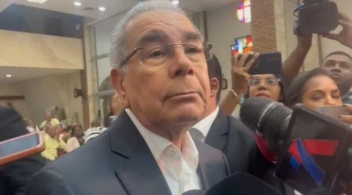 “Quien es honesto no vive pregonándolo”, dice Danilo Medina por escándalo en Senasa El expresidente de la República y presidente del Partido de la Liberación Dominicana (PLD), Danilo Medina, sostuvo que el principal aprendizaje que debe extraer la sociedad dominicana del caso de presunta corrupción en el Seguro Nacional de Salud (Senasa) es la importancia de juzgar a las personas por sus hechos y no por sus discursos. Al ser abordado por la prensa, Medina señaló que la ciudadanía debe desarrollar mayor capacidad crítica frente a quienes se presentan como referentes de honestidad, asegurando que los valores reales se evidencian en la conducta y no en la retórica pública. “Las personas no se conocen por lo que dicen, sino por lo que hacen a lo largo de su vida, tanto en el ámbito privado como cuando asumen responsabilidades públicas”, expresó el exmandatario. Vídeo: fuente externa. Leer más 👉eyr.com.do #EyRNews #CasoSeNaSa #operacioncobra #SENASA #DaniloMedina