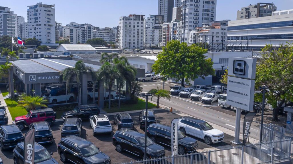 Reid & Compañía aclara que no tiene vínculos con Grupo Read en medio del caso SeNaSa El anillo fue entregado por el capitán del equipo, Jimmy Paredes, durante una jornada de playa en la que también estuvieron presentes Erick González, Sócrates Brito, Franchy Cordero, Junior Lake, entre otros integrantes del plantel campeón. Los Leones del Escogido realizaron el pasado viernes la entrega oficial de los anillos correspondientes a su corona número 17 en LIDOM, en un acto privado al que Pujols no pudo asistir, razón por la cual recibió su sortija en este encuentro especial junto a jugadores del equipo.