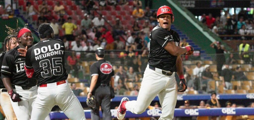 Un cuadrangular de tres carreras de Pedro Severino en el octavo para empatar el juego y un rodado de Junior Lake por la inicial con las bases