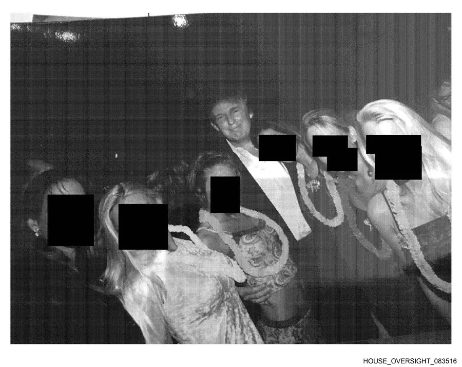 Los demócratas publican fotos de Trump rodeado de mujeres en la mansión de Jeffrey Epstein Jeffrey Epstein