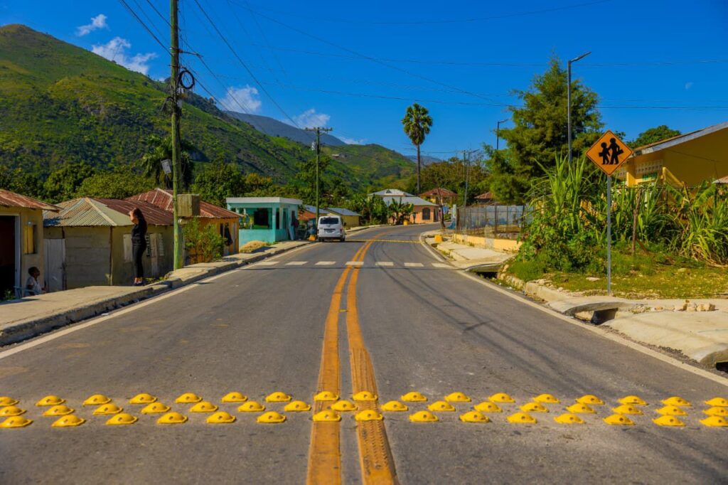 Tras inaugurar la carretera El Cercado–Juan Santiago–Hondo Valle, presidente Abinader destaca su impacto en el turismo y la agricultura santiago