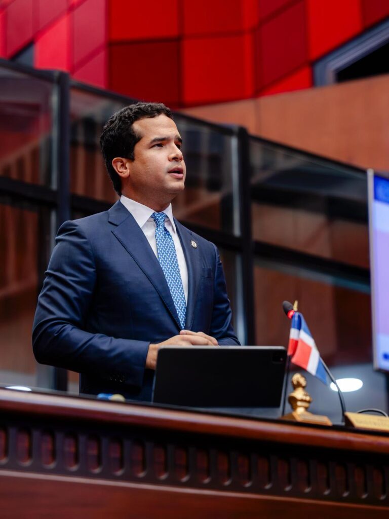 Omar Fernández alerta que Presupuesto 2026 privilegia gasto y deuda sobre inversión productiva presupuesto Omar