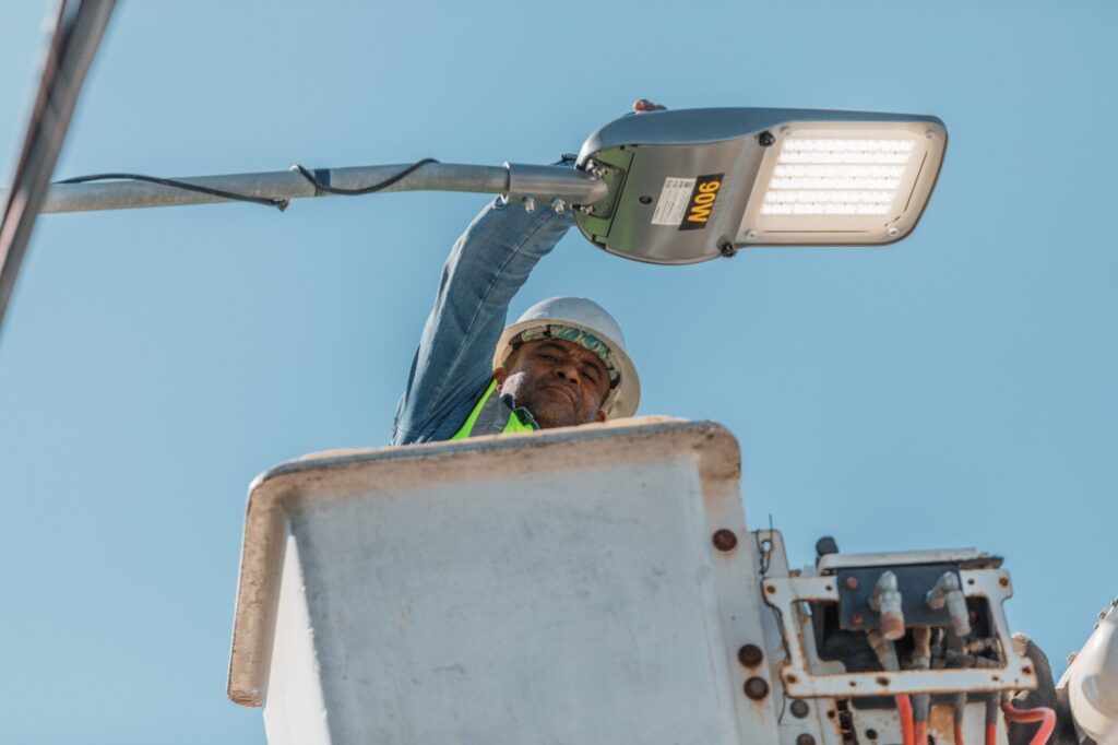 Alcaldía del DN instaló más de 10 mil luminarias LED y construyó 21,469 metros cuadrados de aceras en 2025 Alcaldía del Distrito Nacional