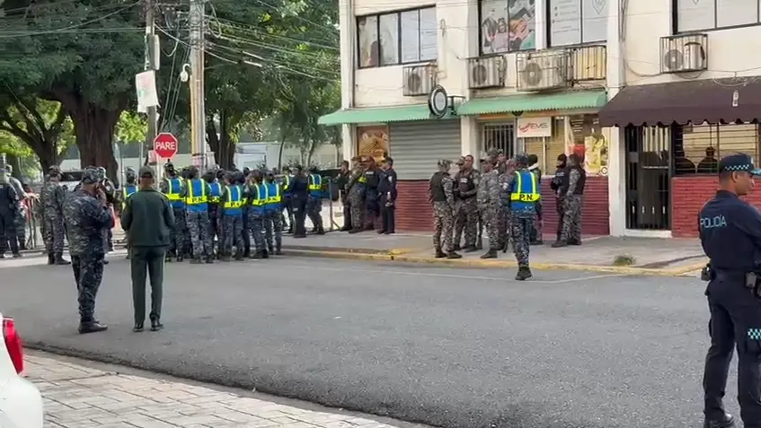 Refuerzan vigilancia policial en el Palacio de Justicia ante protestas por caso SeNaSa
