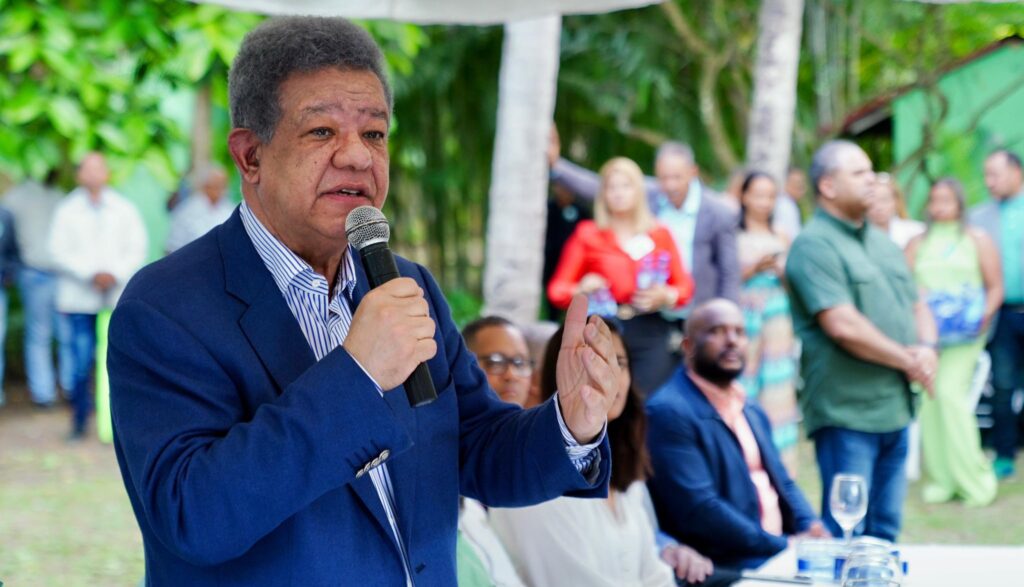 Leonel Fernández denuncia negligencia del gobierno ante crisis de agua que afecta a más de 800 mil personas Leonel Fernández agua
