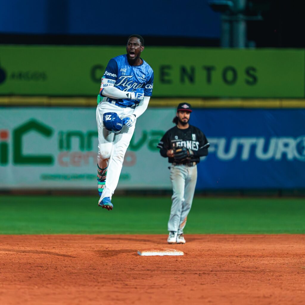 Licey aprovecha nuevo colapso del bullpen escarlata y se mete en zona de clasificación en la recta final Licey