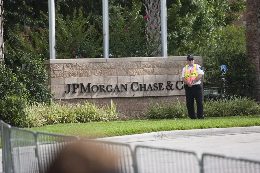 Trump demanda a JPMorgan por 5.000 millones de dólares por excluirlo del banco trump