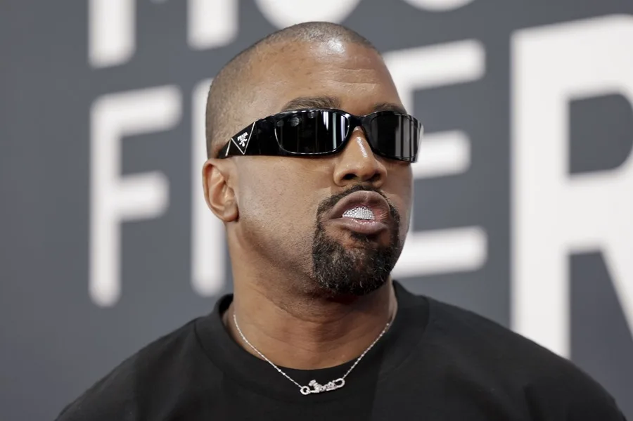 Kanye West se disculpa por comentarios antisemitas y los atribuye a su trastorno bipolar Kanye West