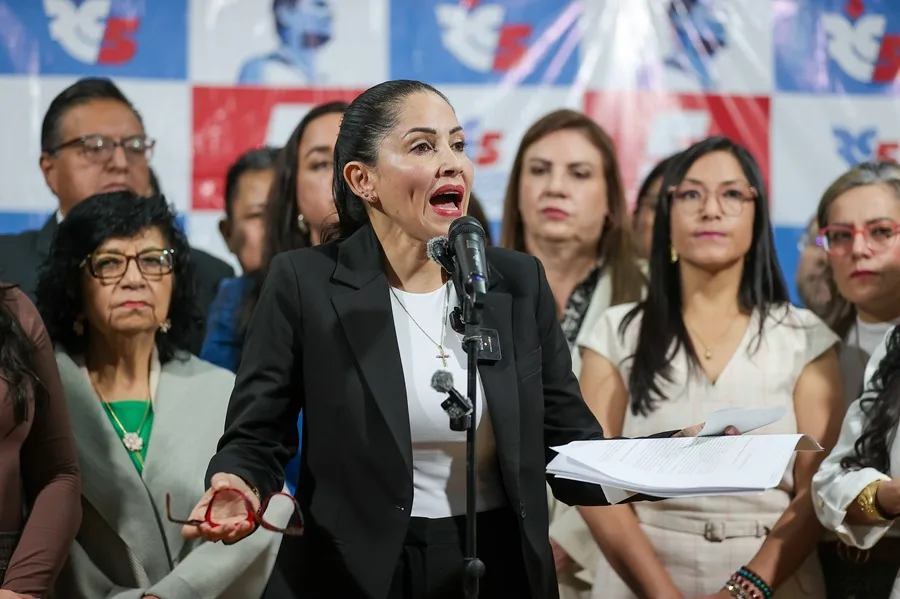 Luisa González niega vínculos ilícitos y denuncia una persecución tras allanamiento en Ecuador Luisa González