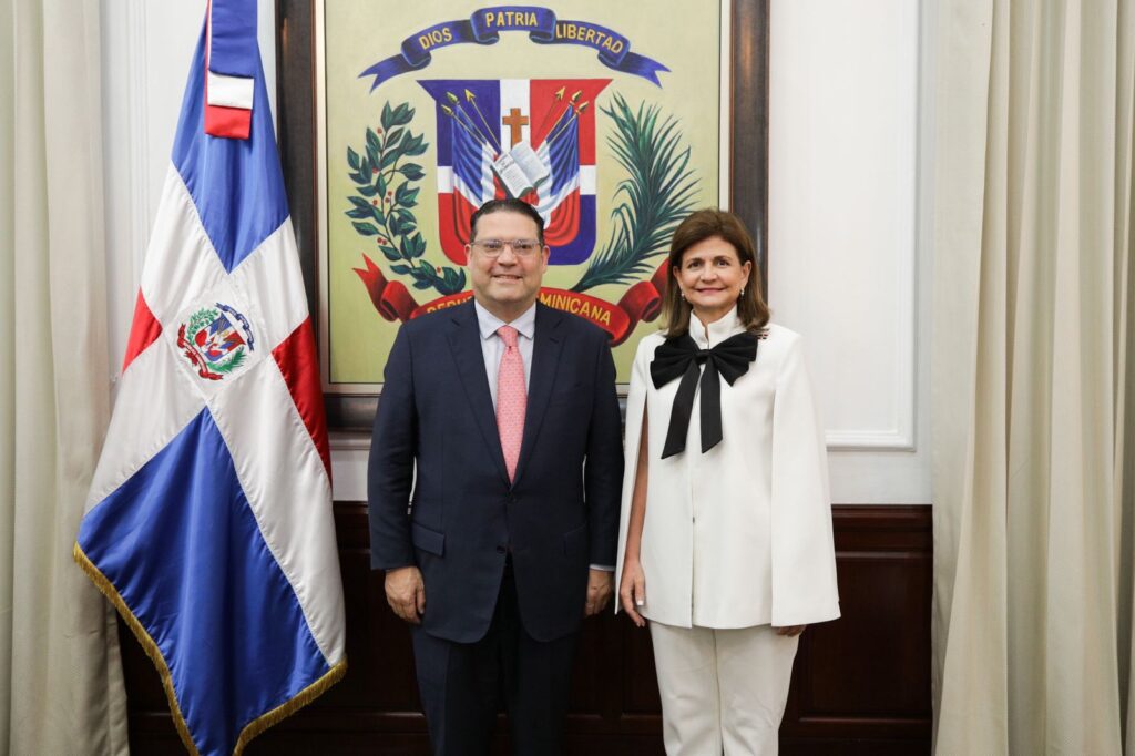 Raquel Peña juramenta a Eduardo Sanz Lovatón como ministro de Industria, Comercio y Mipymes Eduardo Sanz Lovatón