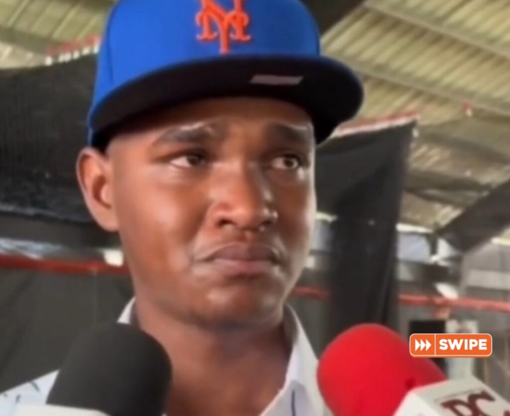 Christopher Jáquez firma contrato profesional