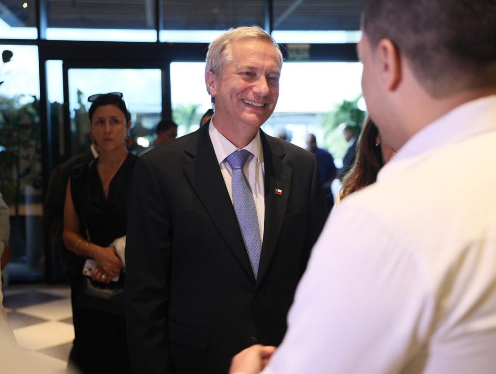 Presidente electo de Chile destaca avances de la RD en turismo, infraestructura y política migratoria durante su llegada a Santiago santiago