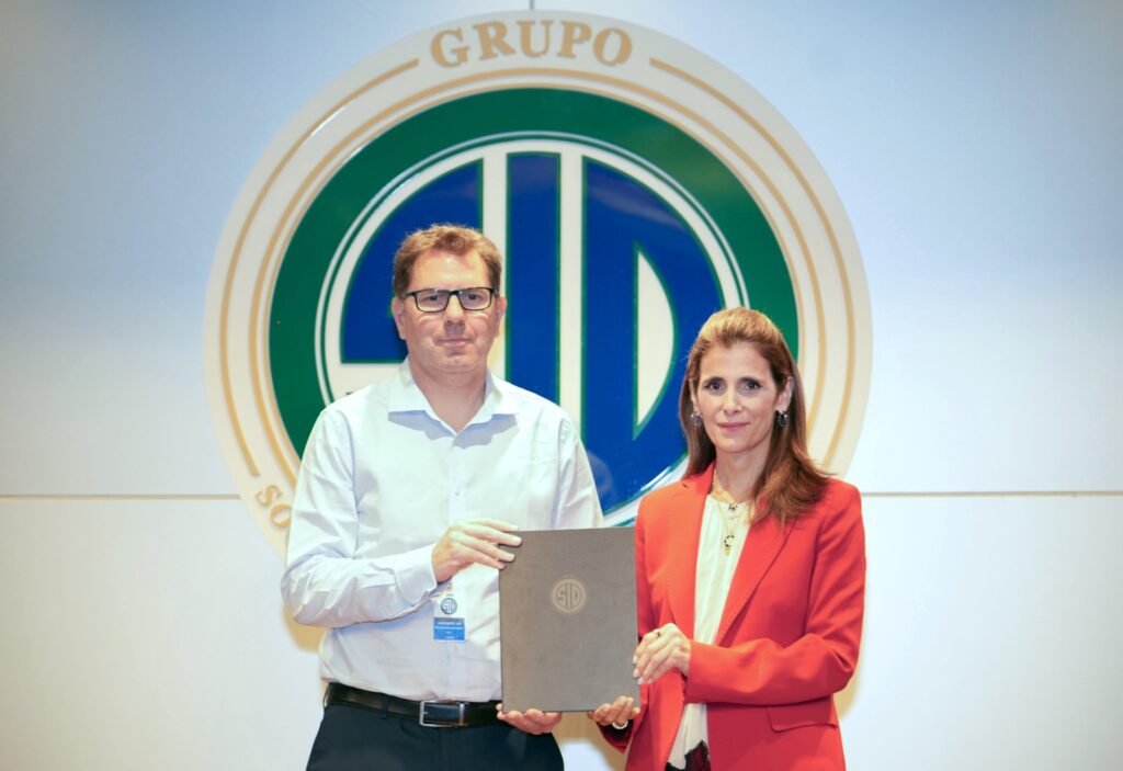 Grupo SID y escuela de negocios española firman acuerdo para otorgar becas a colaboradores Grupo SID acuerdo