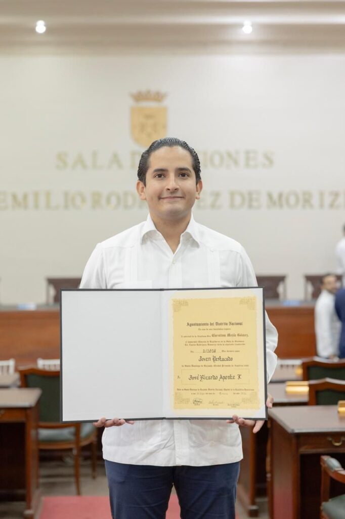 José Ricardo Aponte recibe Premio Joven Destacado del DN distrito nacional