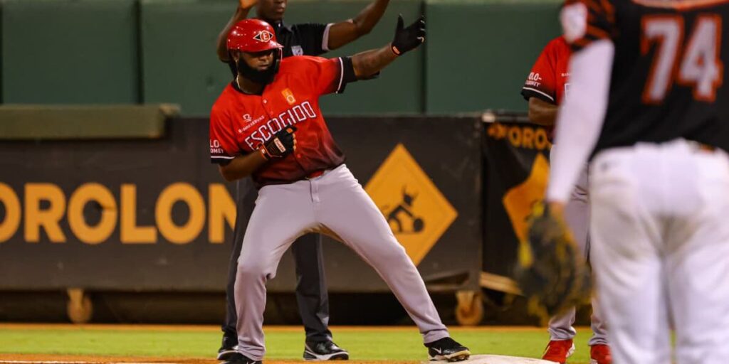 Navarro y Lake remolcan cinco para colocar 2-0 al Escogido en la final serie final