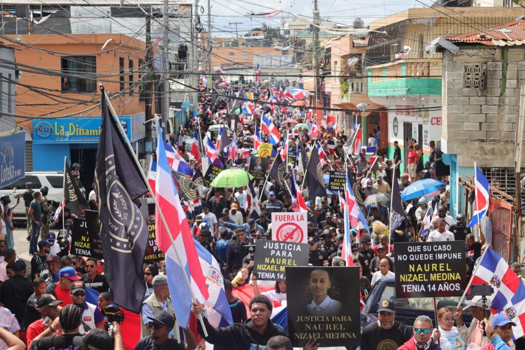 Marchan en Los Mina por muerte de adolescente de 14 años y exigen justicia por Naurel Nizael Medina los mina