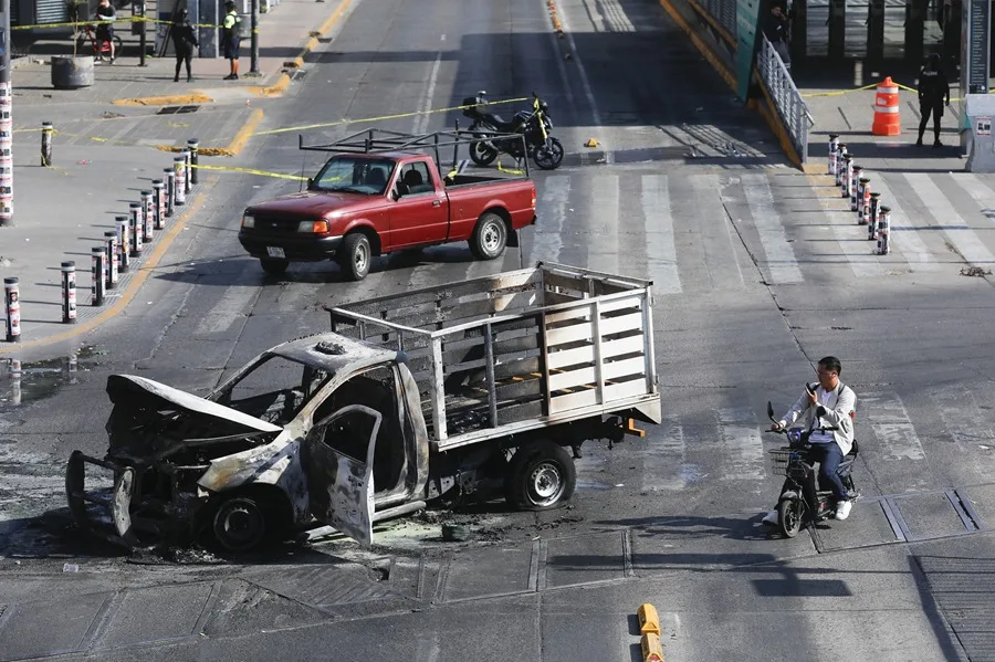 El crimen organizado bloquea vías del oeste de México con vehículos incendiados Jalisco
