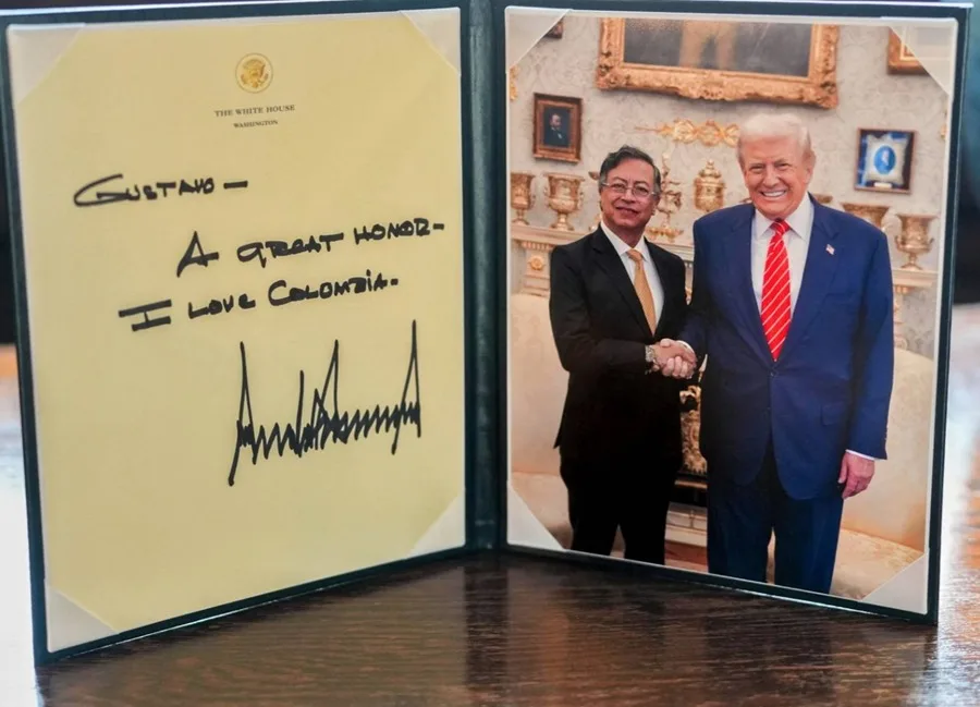 Trump le dice a Petro en una tarjeta que fue un «gran honor» conocerlo y que ama a Colombia trump