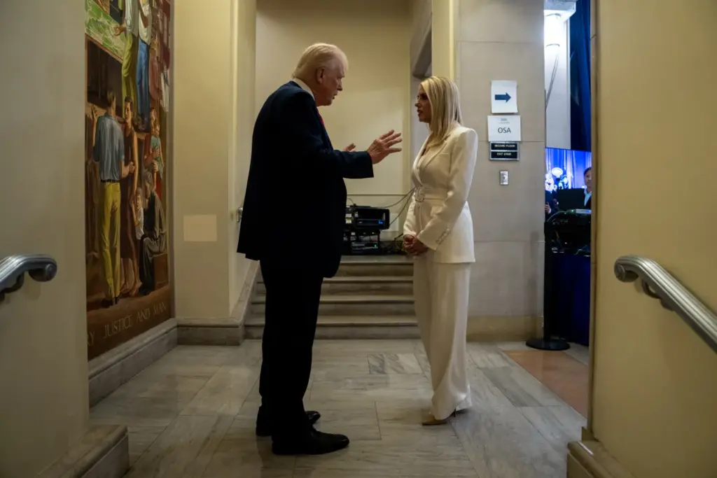 Trump destituye a Pam Bondi