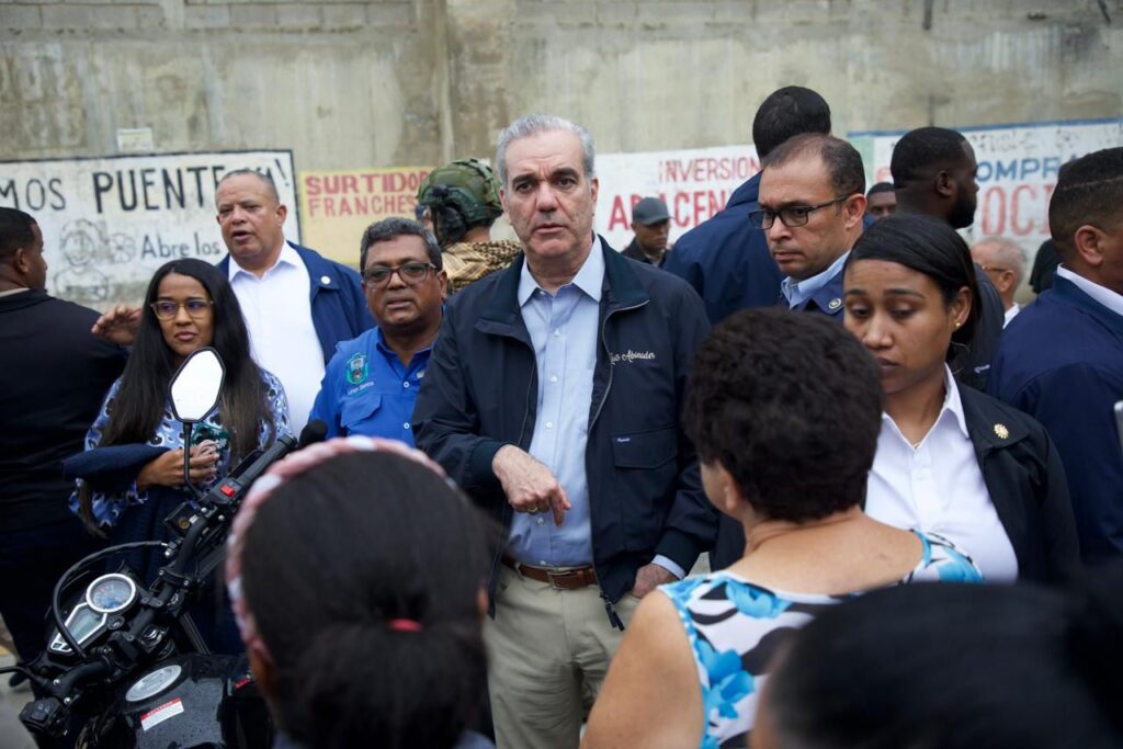 Abinader recorre Nuevo Amanecer y promete ayuda a familias afectadas por lluvias en Los Alcarrizos Abinader Nuevo Amanecer Los Alcarrizos