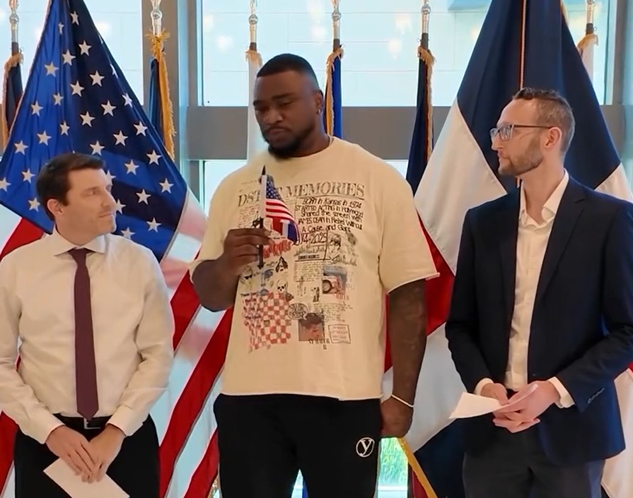 Bayron Matos comparte en la Embajada de EE. UU. su camino a la NFL para inspirar a jóvenes Bayron Matos