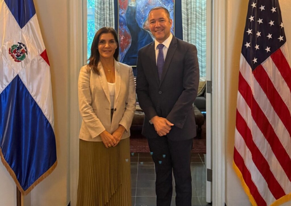 Johnny Pujols se reúne con embajadora de Estados Unidos