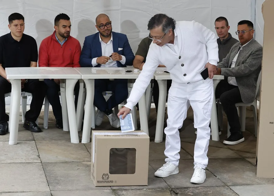 Colombia: Petro vota en las elecciones en las que se escogerá a su sucesor para el periodo 2026-2030 petro
