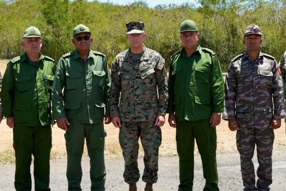 El jefe del Comando Sur de EE.UU. se reúne con un alto mando del Ejército de Cuba en Guantánamo CUBA