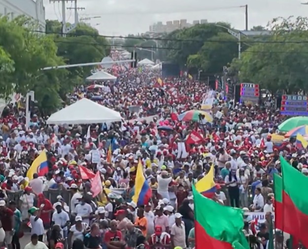 Iván Cepeda cierra campaña con multitudinario acto y promete derrotar la “opción fascista” elecciones Colombia 2026