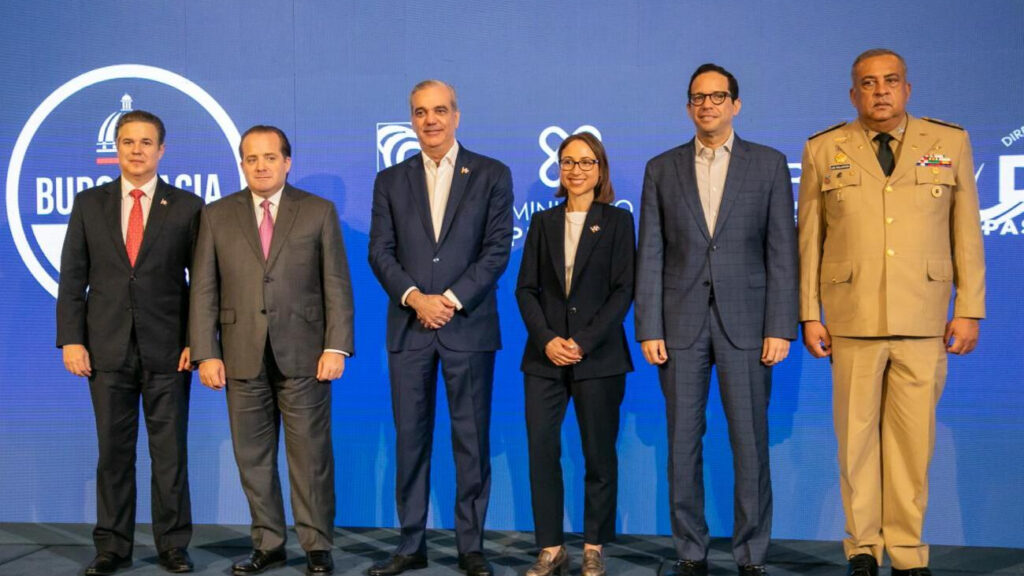 Abinader lanza el primer servicio 100% digital de RD: el Permiso de Salida de Menor ya no requiere filas permiso menores
