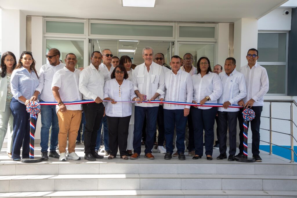Abinader entrega hospital materno infantil remozado en Barahona y anuncia oncológico para finales de año abinader