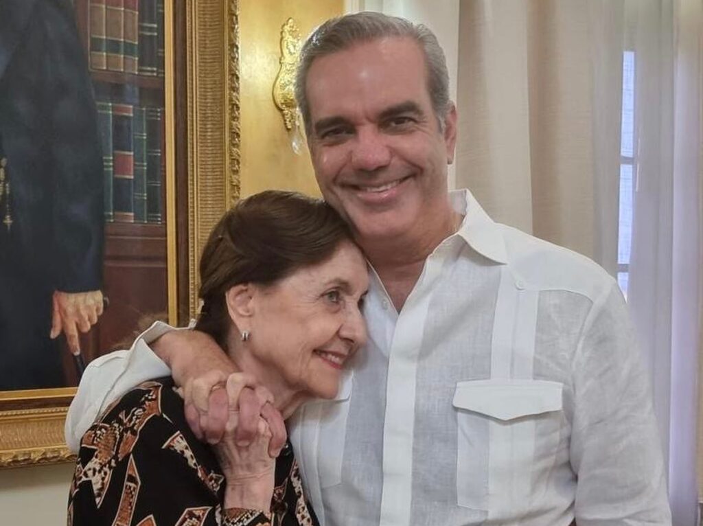 Abinader en el Día de las Madres: «Mi gratitud eterna a mi madre doña Sula y a Raquel Arbaje, el corazón de nuestras hijas» Abinader Día de las Madres