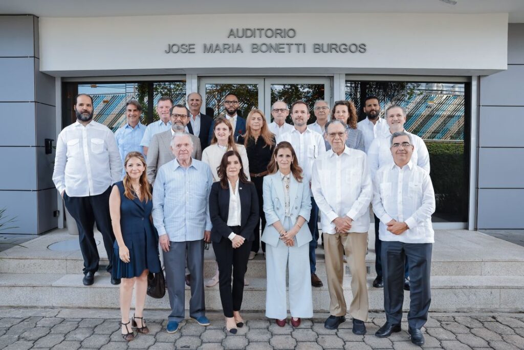 Participantes en la actividad: la embajadora de los Estados Unidos en la República Dominicana, Leah Campos, Ligia Bonetti, Roberto Bonetti Guerra, José Miguel Bonetti Guerra, Mónica María Armenteros, Rodrigo Vitienes , Juan Vicini, José Miguel Bonetti Du-Breil, Ana Bonetti, María Soledad Armenteros, Roberto Bonetti Pastoriza, Claudina Bonetti, Jordi Portet, Fernando Armenteros , Charles Reid, José Luis Venta, Erik Bayol ,Jaime Bonetti Brea, José Manuel Armenteros y Virgilio Mayol.