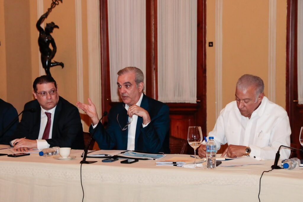 Abinader y sectores productivos dan seguimiento a mesa de precios para reducir impacto de fluctuaciones internacionales abinader