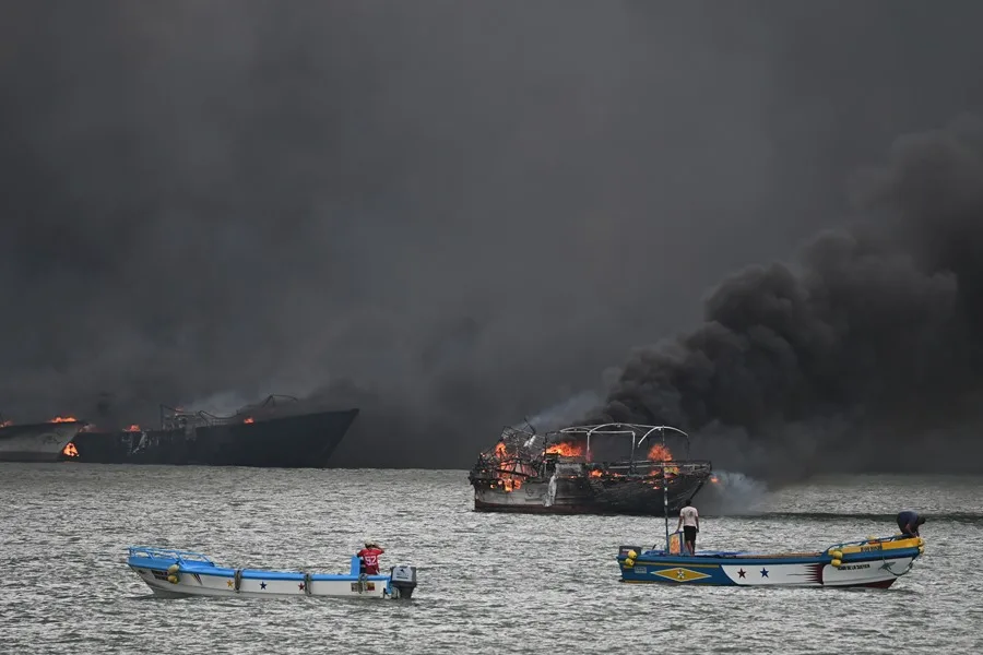 Ascienden a 35 las embarcaciones afectadas por un incendio en el puerto ecuatoriano de Manta INCENDIO